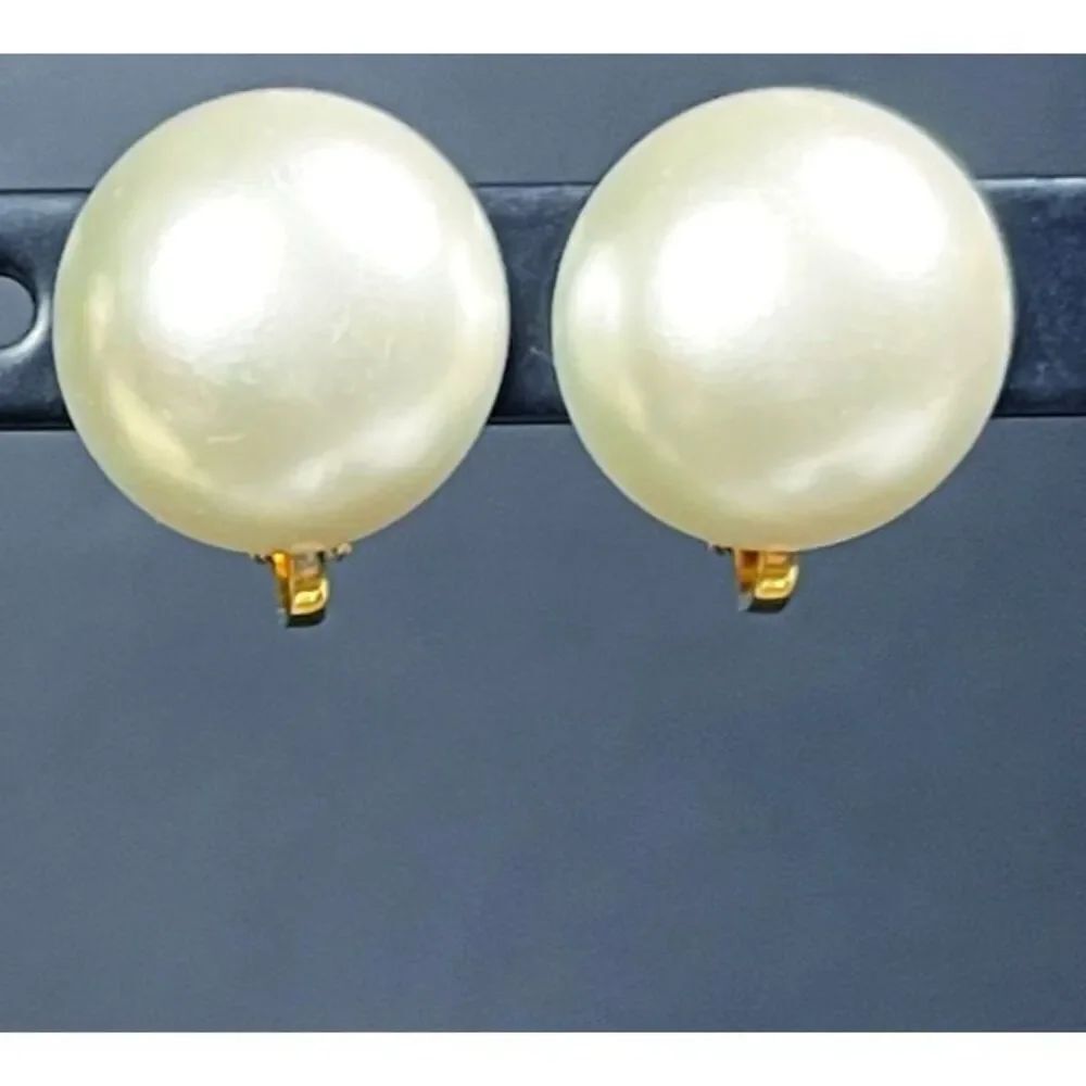 Vintage Hollywood Simulated Pearl Clip On Earrings 0.75in